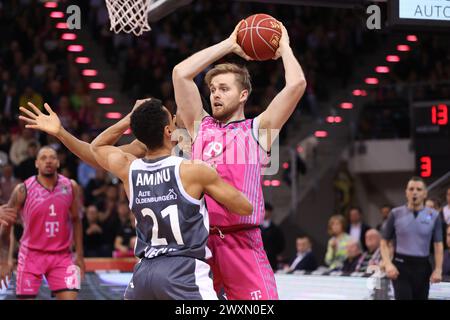 Bonn, Deutschland. 30. März 2024. Joel Aminu (Vechta), Till Pape (Bonn), Telekom Baskets Bonn vs Rasta Vechta, easyCredit BBL, 25. Spieltag, Bonn, 30.03.2024. Quelle: Jürgen Schwarz/Alamy Live News Stockfoto