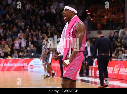 Bonn, Deutschland. 30. März 2024. Schlussjubel Glynn Watson (Bonn), Telekom Baskets Bonn vs. Rasta Vechta, easyCredit BBL, 25. Spieltag, Bonn, 30.03.2024. Quelle: Jürgen Schwarz/Alamy Live News Stockfoto