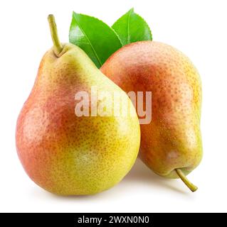 Reife Birnen mit grünen Blättern isoliert auf weißem Hintergrund. Stockfoto