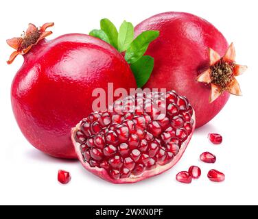 Ganze Granatapfelfrucht mit Blatt und ein Stück mit Reifen roten Granatapfelkernen isoliert auf weißem Hintergrund. Stockfoto