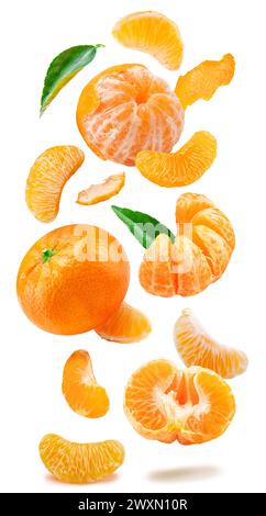 Levitating reife Mandarinenfrüchte, Blätter und Mandarinenscheiben auf weißem Hintergrund. Datei enthält Beschneidungspfade. Stockfoto