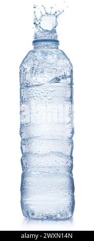 Kunststoff aus gekühltem Wasser mit Wasserspritzer. Datei enthält Beschneidungspfad. Stockfoto