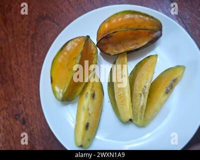 Karambola (Averrhoa carambola) aus dem peruanischen Regenwald ist auch als Sternfrucht bekannt Stockfoto