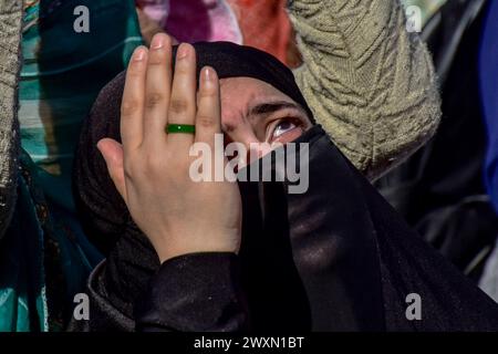 Srinagar, Indien. April 2024. Ein muslimischer Gläubiger aus Kaschmir betet am Hazratbal-Schrein, während besonderer Gebete, um den Märtyrertag von Hazrat Ali (RA), dem vierten Kalifen des Islam, am 21. Islamischen Tag des heiligen Ramadan in Srinagar zu begehen. Quelle: SOPA Images Limited/Alamy Live News Stockfoto