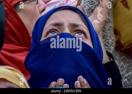 Srinagar, Indien. April 2024. Ein muslimischer Gläubiger aus Kaschmir betet am Hazratbal-Schrein, während besonderer Gebete, um den Märtyrertag von Hazrat Ali (RA), dem vierten Kalifen des Islam, am 21. Islamischen Tag des heiligen Ramadan in Srinagar zu begehen. Quelle: SOPA Images Limited/Alamy Live News Stockfoto