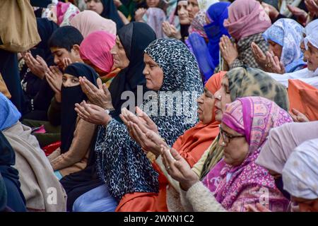 Srinagar, Indien. April 2024. Kaschmirs muslimische Gläubige beten am Hazratbal-Schrein während spezieller Gebete, um den Märtyrertag von Hazrat Ali (RA), dem vierten Kalifen des Islam, am 21. Islamischen Tag des heiligen Ramadan in Srinagar, zu begehen. Quelle: SOPA Images Limited/Alamy Live News Stockfoto