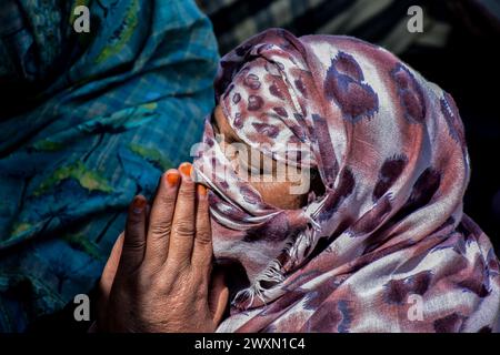 Srinagar, Indien. April 2024. Ein muslimischer Gläubiger aus Kaschmir betet am Hazratbal-Schrein, während besonderer Gebete, um den Märtyrertag von Hazrat Ali (RA), dem vierten Kalifen des Islam, am 21. Islamischen Tag des heiligen Ramadan in Srinagar zu begehen. Quelle: SOPA Images Limited/Alamy Live News Stockfoto