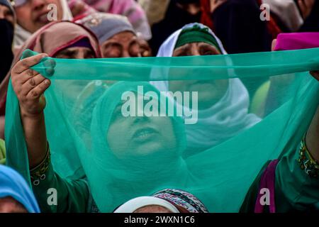 Srinagar, Indien. April 2024. Ein muslimischer Gläubiger aus Kaschmir betet am Hazratbal-Schrein, während besonderer Gebete, um den Märtyrertag von Hazrat Ali (RA), dem vierten Kalifen des Islam, am 21. Islamischen Tag des heiligen Ramadan in Srinagar zu begehen. Quelle: SOPA Images Limited/Alamy Live News Stockfoto