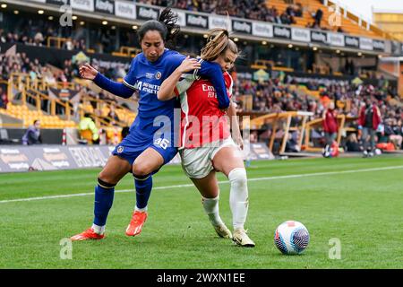 Wolverhampton, Großbritannien. 31. März 2024. Wolverhampton, England, 31. März 2024: Mayra Ramirez (35 Chelsea) und Victoria Pelova (21 Arsenal) kämpfen um den Ball (Duell) während des Womens FA Continental Tyres League Cup Endspiels zwischen Arsenal und Chelsea im Molineux Stadium in Wolverhampton, England. (Daniela Porcelli/SPP) Credit: SPP Sport Press Photo. /Alamy Live News Stockfoto