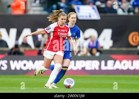 Wolverhampton, Großbritannien. 31. März 2024. Wolverhampton, England, 31. März 2024: Victoria Pelova (21. Arsenal) und Sjoeke Nusken (6. Chelsea) kämpfen um den Ball (Duell) während des Womens FA Continental Tyres League Cup Endspiels zwischen Arsenal und Chelsea im Molineux Stadium in Wolverhampton, England. (Daniela Porcelli/SPP) Credit: SPP Sport Press Photo. /Alamy Live News Stockfoto