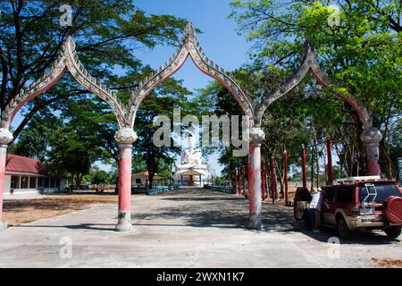 Der antike große buddha im Wat Thep Prathan oder der antike Tempel Khao Isan für thailänder Reisende besuchen Respekt Gebeten Segen Wunsch Mythos heiliger myst Stockfoto