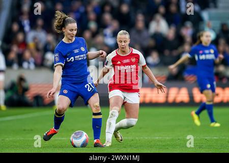 Wolverhampton, Großbritannien. 31. März 2024. Wolverhampton, England, 31. März 2024: Niamh Charles (21 Chelsea) übergibt den Ball im Finale des Womens FA Continental Tyres League Cup zwischen Arsenal und Chelsea im Molineux Stadium in Wolverhampton, England. (Daniela Porcelli/SPP) Credit: SPP Sport Press Photo. /Alamy Live News Stockfoto