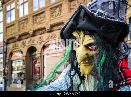 Hexenkostüm in Wernigerode. Im Harz treffen sich zur Walpurgisfeier der Überlieferung zufolge am 30. April Hexen und Teufel am Brocken (Blocksberg). Stockfoto