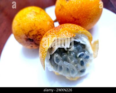 Granadilla (Passifora ligularis) aus dem peruanischen Amazonasgebiet Stockfoto
