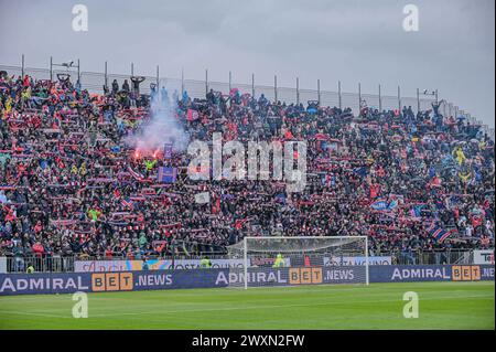 Curva Nord Unterstützer von Cagliari Calcio während des Fußballspiels der Serie A zwischen Cagliari Calcio und Hellas Verona im Unipol Domus in Cagliari, Sardinien - Montag, 1. April 2024. Sport - Fußball (Foto: Gianluca Zuddas/Lapresse) Stockfoto