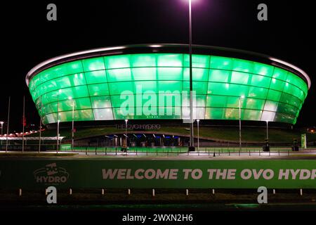 Glasgow Schottland: 11. Februar 2024: Äußere der Hydro Arena Glasgow beleuchtet bei Nacht OVO grün Stockfoto