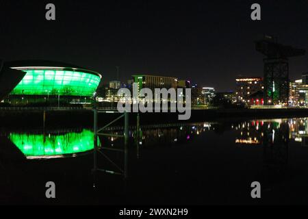 Glasgow Schottland: 11. Februar 2024: Äußere der Hydro Arena Glasgow beleuchtet bei Nacht OVO grün Stockfoto