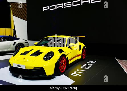 Thailand-27.März 2024: Gelber Porsche 911 GT3 RS Sportwagen auf der Bangkok International Motor Show 45 in Nonthaburi Stockfoto