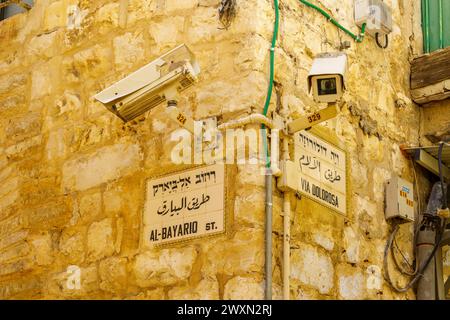 Jerusalem, Israel - 29. März 2024: Blick auf dreisprachige Straßenschilder der Via Dolorosa und Sicherheitskameras. Die alte Stadt Jerusalem, Israel Stockfoto