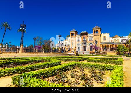 Gärten vor dem Museum der Volkskunst und Traditionen (Museo de Artes y Costumbres Populares de Sevilla), Parque de María Luisa, Sevilla, Andalusien, S. Stockfoto