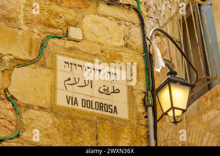 Blick auf dreisprachige Straßenschilder der Via Dolorosa und Straßenlaterne. Die alte Stadt Jerusalem, Israel Stockfoto