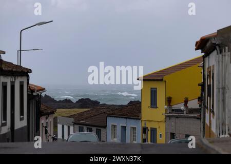 Stürmischer Tag auf den Azoren. Bunte Häuser in Ribeira Seca. Insel Sao Miguel, Azoren, Portugal Stockfoto