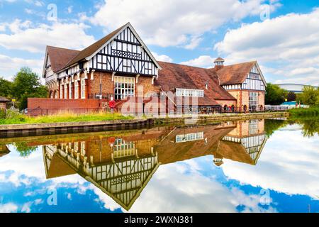 Außenansicht des Restaurants Navigation Harvester mit britischer Küche und Blick auf den Lee Navigation Canal, Enfield, London, Großbritannien Stockfoto