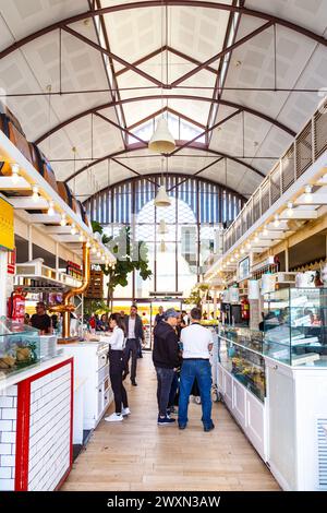 Mercado Lonja del Barranco - Gourmet-Lebensmittelmarkt in einem verzinkten Gebäude aus dem 19. Jahrhundert, ehemaliger Fischmarkt, Sevilla, Andalusien, Spanien Stockfoto