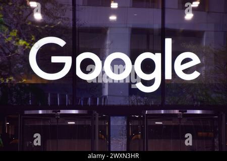 London, Großbritannien. April 2024. Google-Logo am Eingang zu ihrem Hauptquartier am Pancras Square. Quelle: Vuk Valcic/Alamy Stockfoto