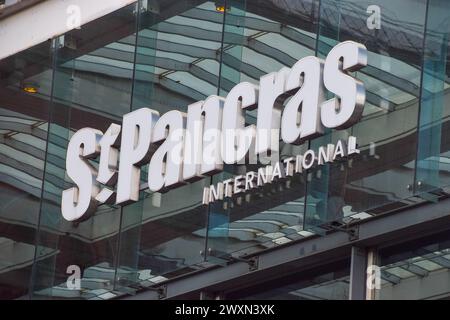 London, Großbritannien. April 2024. Außenansicht des internationalen Bahnhofs St. Pancras. Quelle: Vuk Valcic / Alamy Stockfoto