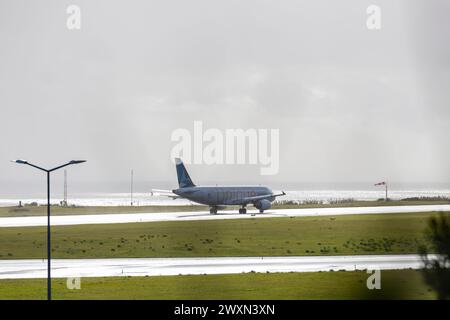 Ponta Delgada, Azoren - 28.03.2024: Landung des Airbus A320 von SATA Azores Airlines auf dem Flughafen Joao Paulo II in Ponta Delgada, Insel Sao Miguel, Azoren Stockfoto