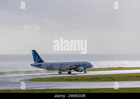 Ponta Delgada, Azoren - 28.03.2024: Landung Airbus A320 Flugzeug - einzigartig - von SATA Azores Airlines am Flughafen Joao Paulo II in Ponta Delgada, Sao Migu Stockfoto