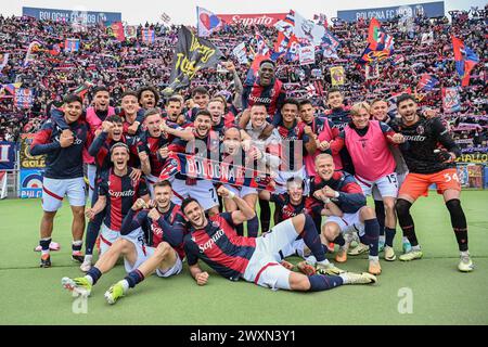 Bologna, Italien. April 2024. Bologna FC Team feiert den Sieg unter Curva Andrea Costa Fans beim Spiel Bologna FC gegen US Salernitana, italienische Fußball Serie A in Bologna, Italien, 01. April 2024 Credit: Independent Photo Agency/Alamy Live News Stockfoto