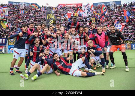 Bologna, Italien. April 2024. Bologna FC Team feiert den Sieg unter Curva Andrea Costa Fans beim Spiel Bologna FC gegen US Salernitana, italienische Fußball Serie A in Bologna, Italien, 01. April 2024 Credit: Independent Photo Agency/Alamy Live News Stockfoto