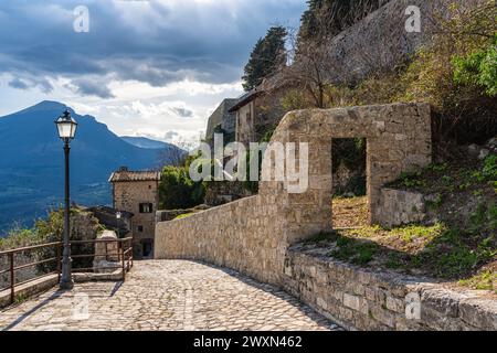 Malerische Sehenswürdigkeit in Civitella del Tronto, wunderschönes Dorf in der Provinz Teramo, Abruzzen, Italien. Stockfoto