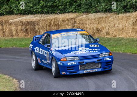 Jake Hill im Nissan Skyline R32 GT-R Japanese Touring Car Racer 1992 beim Goodwood Festival of Speed 2023 in Sussex, Großbritannien Stockfoto