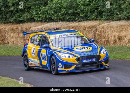 Dan Cammish im Ford Focus ST Hybrid-Tourenwagen 2022 beim Goodwood Festival of Speed 2023 in Sussex, Großbritannien Stockfoto