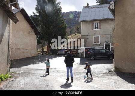 Vernet, Frankreich. April 2024. © PHOTOPQR/LE PARISIEN/Olivier Lejeune ; VERNET ; 01/04/2024 ; Disparition du petit Emile des ossoments lui appartenant ont été retrouvés au Haut-Vernet Ambiance au Vernet . Le Vernet, Frankreich, 1. april 2024 Knochen des vermissten Kindes Emile von einem Wanderer gefunden *** örtlicher Titel *** LE PARISIEN Credit: MAXPPP/Alamy Live News Stockfoto