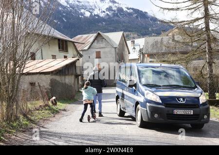 Vernet, Frankreich. April 2024. © PHOTOPQR/LE PARISIEN/Olivier Lejeune ; VERNET ; 01/04/2024 ; Disparition du petit Emile des ossoments lui appartenant ont été retrouvés au Haut-Vernet Ambiance au Vernet . Le Vernet, Frankreich, 1. april 2024 Knochen des vermissten Kindes Emile von einem Wanderer gefunden *** örtlicher Titel *** LE PARISIEN Credit: MAXPPP/Alamy Live News Stockfoto