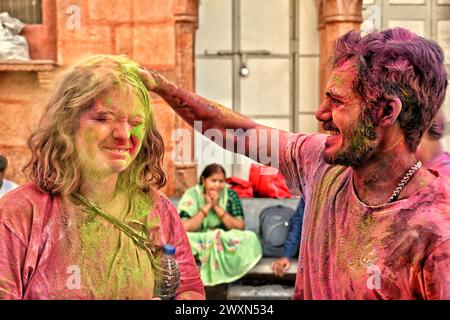 Puschkar, Indien. März 2024. (25.03.2024) India Holi Festival in Puschkar. Während der Feierlichkeiten zum Holi, dem Hindufest der Farben, tanzen die Nachtschwärmer, während sie mit farbigem Puder spielen. Es bringt Freude und lebendige Energie für die Menschen und hat eine große Bedeutung in der hinduistischen Kultur. Dieses Festival wird auf der ganzen Welt mit großer Freude und Begeisterung gefeiert. Die Menschen feiern Holi, indem sie sich in Farben engagieren, tanzen und singen, und genießen den Geist der Liebe. (Foto: Shaukat Ahmed/Pacific Press/SIPA USA) Credit: SIPA USA/Alamy Live News Stockfoto