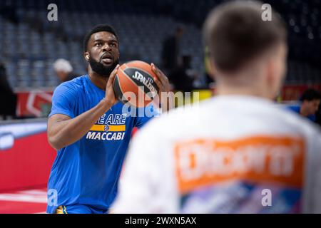 Belgrad, Serbien, 14. März 2023. James Webb III. Von Maccabi Playtika Tel Aviv wärmt sich während des Spiels der Turkish Airlines EuroLeague 2023/2024 in der 29. Runde zwischen Crvena Zvezda Meridianbet Belgrad und Maccabi Playtika Tel Aviv in der Aleksandar Nikolic Hall in Belgrad auf. März 2023. Quelle: Nikola Krstic/Alamy Stockfoto