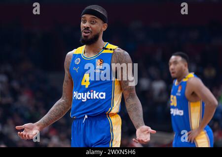 Belgrad, Serbien, 14. März 2023. Lorenzo Brown von Maccabi Playtika Tel Aviv reagierte während des Spiels der Turkish Airlines EuroLeague 2023/2024, Runde 29 zwischen Crvena Zvezda Meridianbet Belgrad und Maccabi Playtika Tel Aviv in der Aleksandar Nikolic Hall in Belgrad. März 2023. Quelle: Nikola Krstic/Alamy Stockfoto