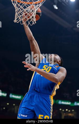Belgrad, Serbien, 14. März 2023. Bonzie Colson von Maccabi Playtika Tel Aviv fährt während des Spiels der Turkish Airlines EuroLeague 2023/2024 in Runde 29 zwischen Crvena Zvezda Meridianbet Belgrad und Maccabi Playtika Tel Aviv in der Aleksandar Nikolic Hall in Belgrad, Serbien, in den Korb. März 2023. Quelle: Nikola Krstic/Alamy Stockfoto