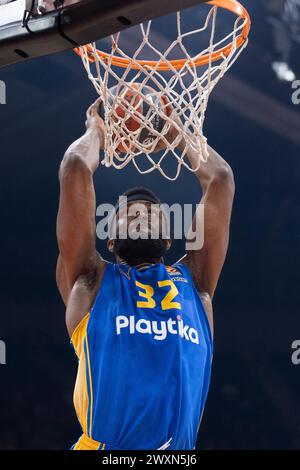 Belgrad, Serbien, 14. März 2023. Josh Nebo von Maccabi Playtika Tel Aviv taucht während des Spiels der Turkish Airlines EuroLeague 2023/2024 in der 29. Runde zwischen Crvena Zvezda Meridianbet Belgrad und Maccabi Playtika Tel Aviv in der Aleksandar Nikolic Hall in Belgrad. März 2023. Quelle: Nikola Krstic/Alamy Stockfoto