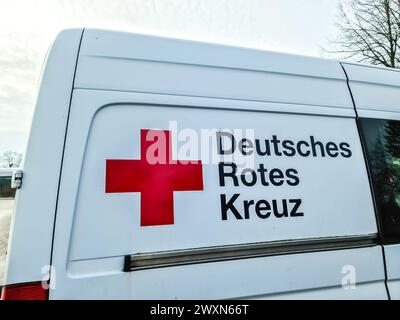 Kiel, Deutschland - 01. April 2024: Der Schriftzug der deutschen Hilfsorganisation des Roten Kreuzes auf einem Lieferwagen Stockfoto