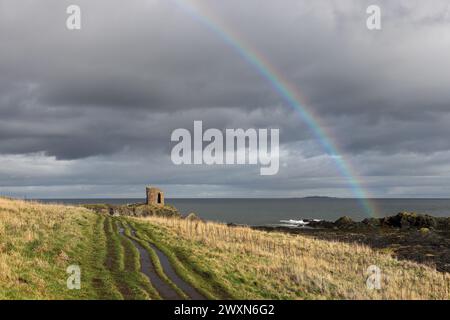Regenbogen über dem Lady’s Tower auf dem Fife Coastal Path in der Nähe von Elie, Fife, Schottland, Großbritannien Stockfoto