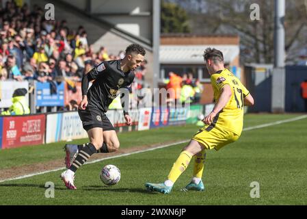 Burton Upon Trent, Großbritannien. April 2024. Jordan Williams aus Barnsley und Mark Helm aus Burton Albion kämpfen um den Ball während des Sky Bet League 1 Spiels Burton Albion gegen Barnsley im Pirelli Stadium, Burton upon Trent, Großbritannien, 1. April 2024 (Foto: Alfie Cosgrove/News Images) in Burton upon Trent, Großbritannien am 1. April 2024. (Foto: Alfie Cosgrove/News Images/SIPA USA) Credit: SIPA USA/Alamy Live News Stockfoto