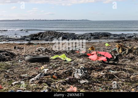 Kunststoffe und andere Abfälle, die an der Küste in der Nähe von Fraserburgh, Aberdeenshire, Schottland, Großbritannien, angespült werden. Ein großer Teil dieser Abfälle wird von der Fischereiindustrie produziert Stockfoto