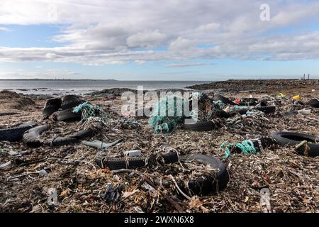 Kunststoffe und andere Abfälle, die an der Küste in der Nähe von Fraserburgh, Aberdeenshire, Schottland, Großbritannien, angespült werden. Ein großer Teil dieser Abfälle wird von der Fischereiindustrie produziert Stockfoto