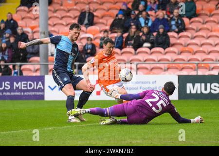 Matty Virtue of Blackpool schießt ins Tor, aber es wird von Franco Ravizzoli von Wycombe Wanderers während des Sky Bet League 1 Matches Blackpool vs Wycombe Wanderers in Bloomfield Road, Blackpool, Großbritannien, 1. April 2024 gerettet (Foto: Craig Thomas/News Images) Stockfoto